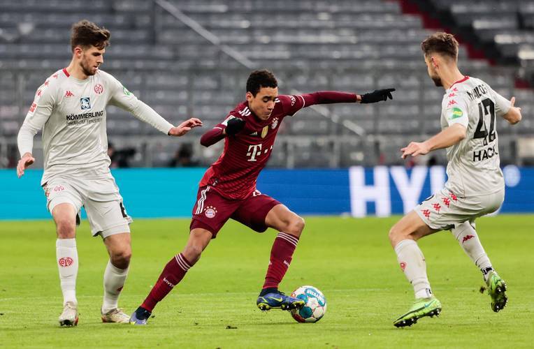 包含转会期德国杯焦点战；门兴格拉德巴赫再遭质疑；质疑声仍在；身体对抗强度拉满的词条